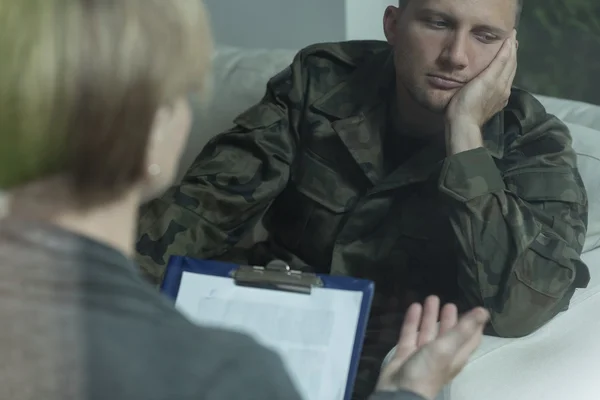 Συλλογισμένος στρατιώτης κατά τη διάρκεια της ψυχοθεραπείας — Φωτογραφία Αρχείου