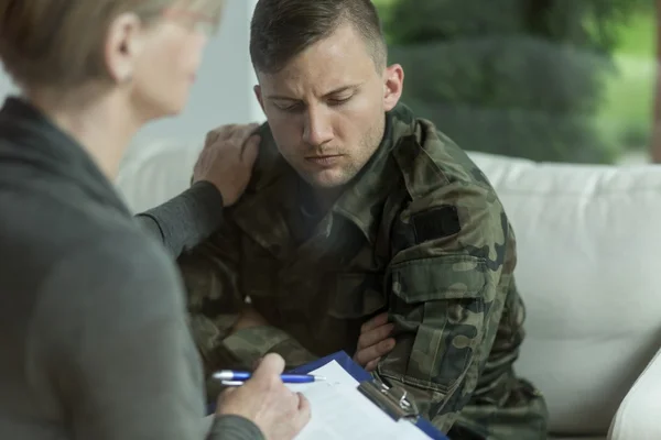 Psychiater en wanhoop militaire man — Stockfoto