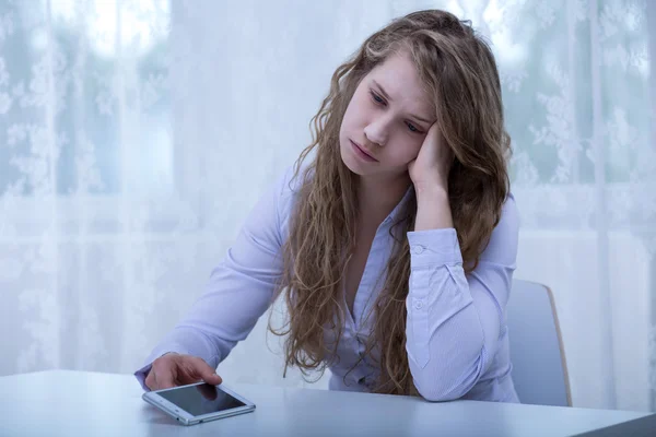 Scared girl receiving threats — Stock Photo, Image