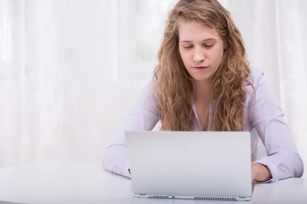 Teenager plížení spolužák na internetu — Stock fotografie