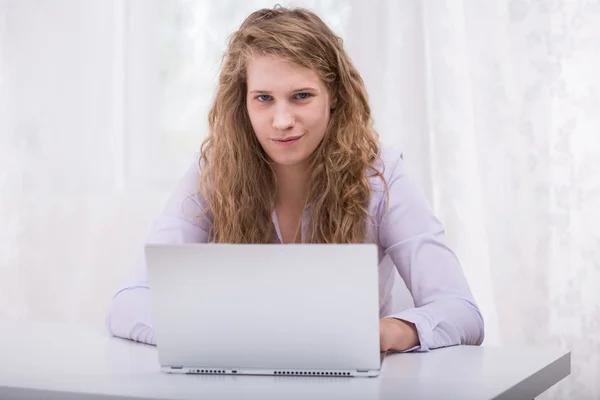 Jaloers meisje intimiderend mensen — Stockfoto