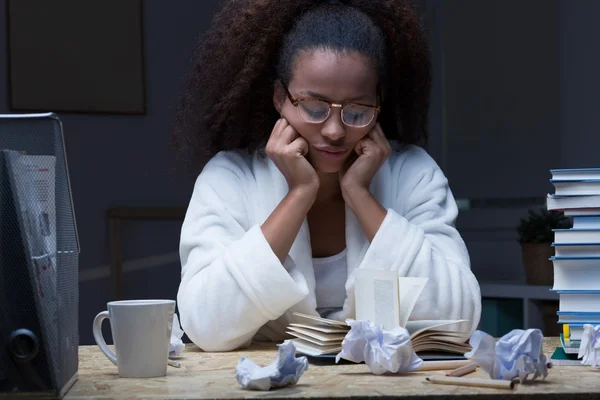 Étudiant paresseux étudiant avant l'examen — Photo