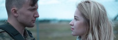 Asker karısını seviyor 