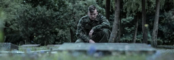 Soldier lost his friends — Stock Photo, Image