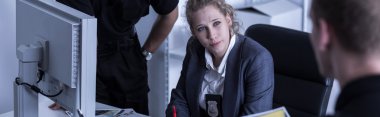 Kadın Müfettiş ve polis