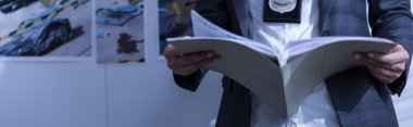 Kadın polis holding kitap