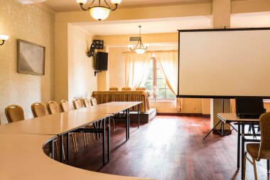 Yönetim kurulu odasında büyük ekran