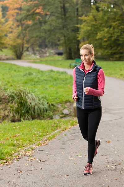 Dívka jogging v parku — Stock fotografie