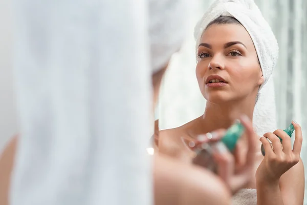 Mulher beleza aplicando perfume — Fotografia de Stock