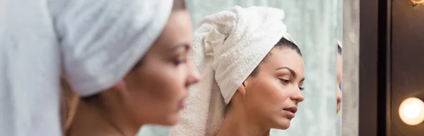 Bellezza donna con asciugamano turbante — Foto Stock