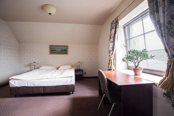 Ruime elegante slaapkamer — Stockfoto