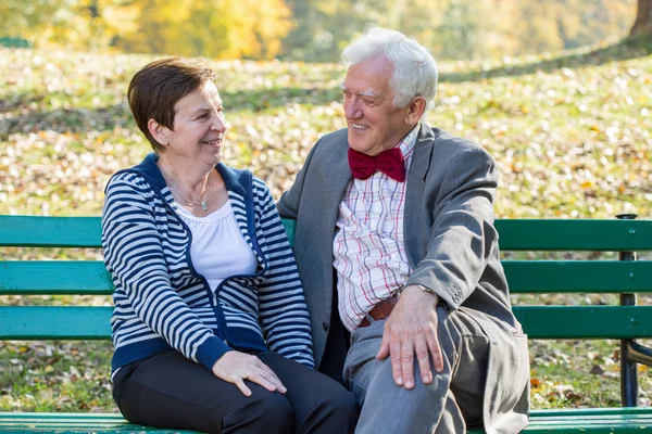 Senior couple laughing in park — Stock Photo, Image