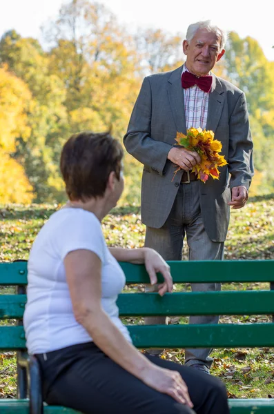 Homem idoso romântico — Fotografia de Stock
