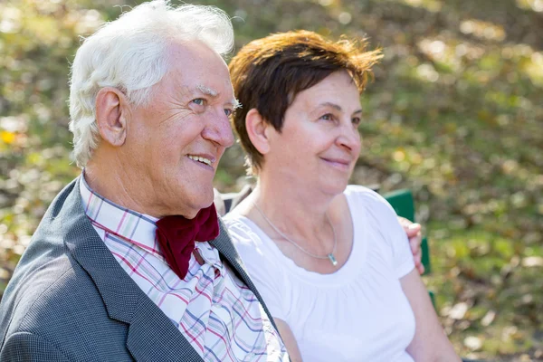 Retrato de feliz pareja de ancianos —  Fotos de Stock