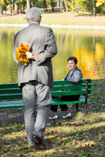 Man holding bouquet of leaves — Stock Photo, Image