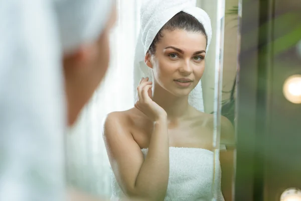 Spiegelbild einer attraktiven Frau — Stockfoto