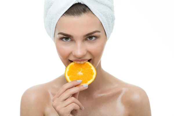 Belleza mujer mordiendo naranja rebanada — Foto de Stock