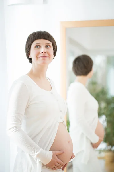 Gravid mulher segurando a barriga — Fotografia de Stock