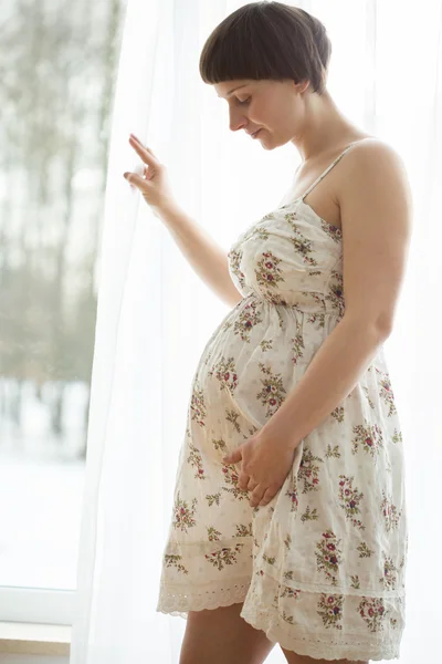Kobieta w ciąży w sukience — Zdjęcie stockowe