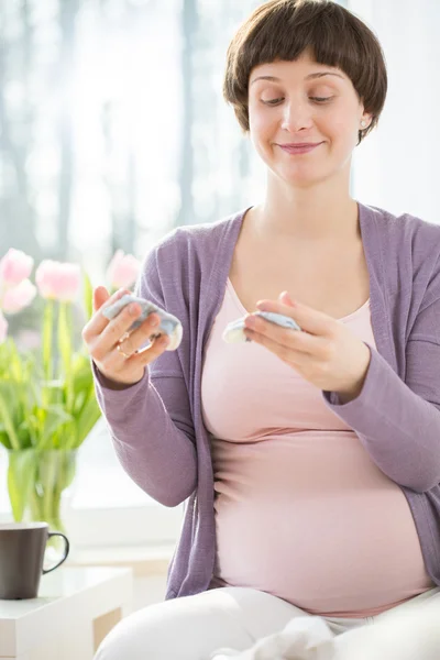 Holding little socks — Stock Photo, Image