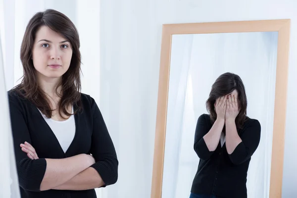 Vrouw haar slecht humeur verbergen — Stockfoto