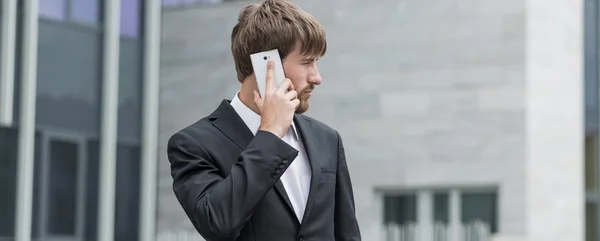 Empresario de traje hablando — Foto de Stock