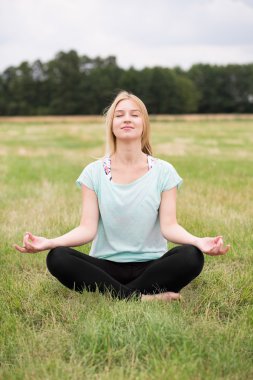 Kadın pratik meditasyon refah için