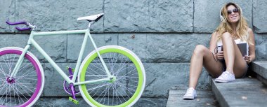 hippi kız bisikleti ile