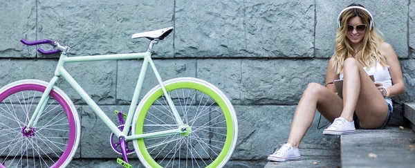 Ciclista feminina ouvindo música — Fotografia de Stock