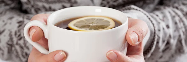 Mãos segurando uma xícara de chá — Fotografia de Stock