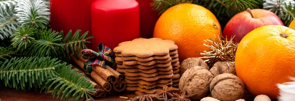 Candele, frutta, biscotti e noci — Foto Stock