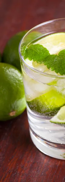 Cocktail mohito au citron vert et menthe — Photo