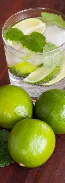 Cocktail Mohito circondato da lime — Foto Stock