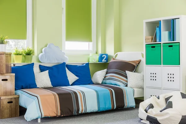 Verde chico habitación interior — Foto de Stock