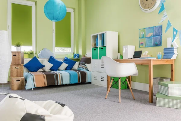 Geräumiges grünes Jungenzimmer — Stockfoto
