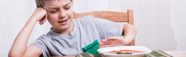 Маленький ребенок и суп
