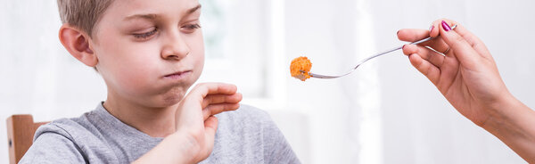 Мальчик хочет блевануть.
