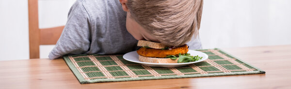 Мальчик дурачится.
