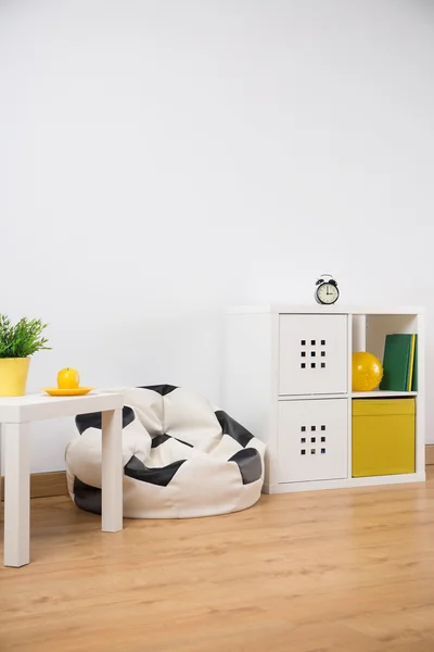 Novo mobiliário no quarto de criança — Fotografia de Stock