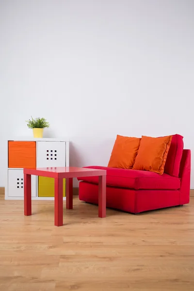 表和舒适的双人沙发 — 图库照片