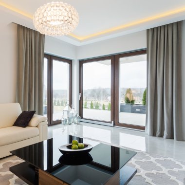 Parlak iç krem kanepe