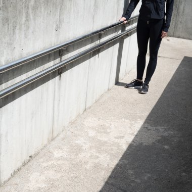 Sonra egzersizleri yürüyen kadın