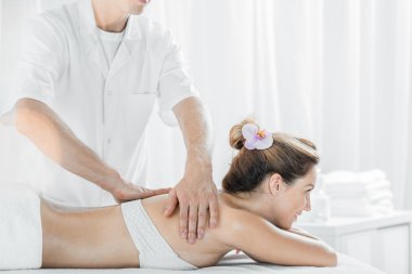 Genç kadın vücudu hakkında bakım