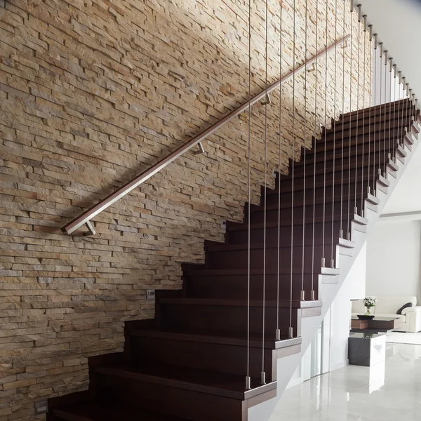 Ceglane ściany i drewniane schody — Zdjęcie stockowe