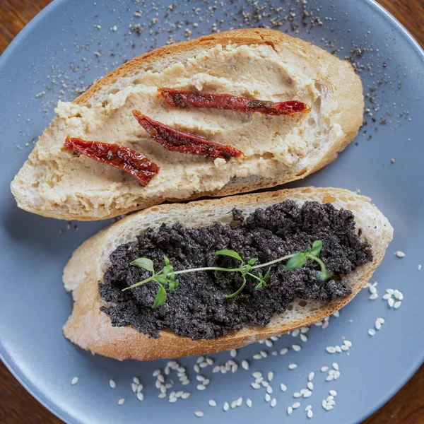 Sandviç humus ve tapenade ile