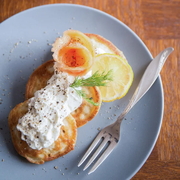 Blinis with salmon and cream — Stock Photo, Image