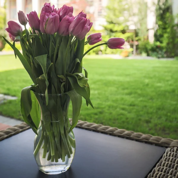 Boeket van violet tulpen — Stockfoto