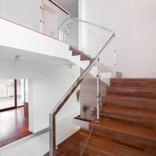 Houten trap met elegante balustrade — Stockfoto