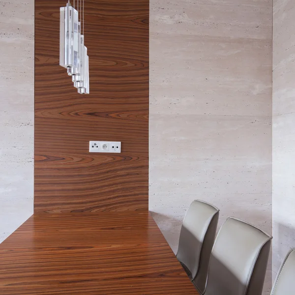 Table en bois dans la salle à manger — Photo