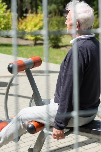 高齢男性の公園での運動 — ストック写真